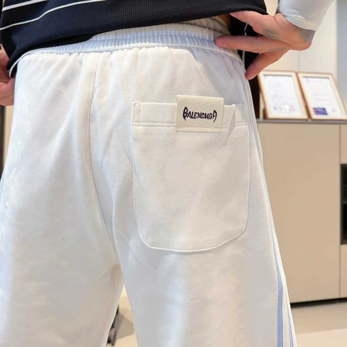 Balenciaga's three-standard complete 2026 summer New Arrival men's casual shorts, advanced custom-made Breathable fabric, Breathable fabric, extremely stretchy and comfortable, impeccable details, top-grade accessories, original logo design concept, delicate and soft feel! The upper body fit is awesome! Size: M-XXXL Please state your height and weight when ordering